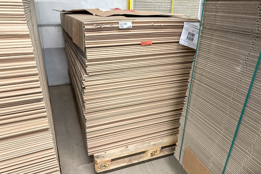 Palette mit Kartonagen