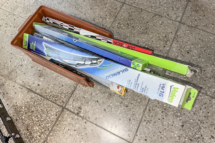 Schütte mit Scheibenwischerblättern