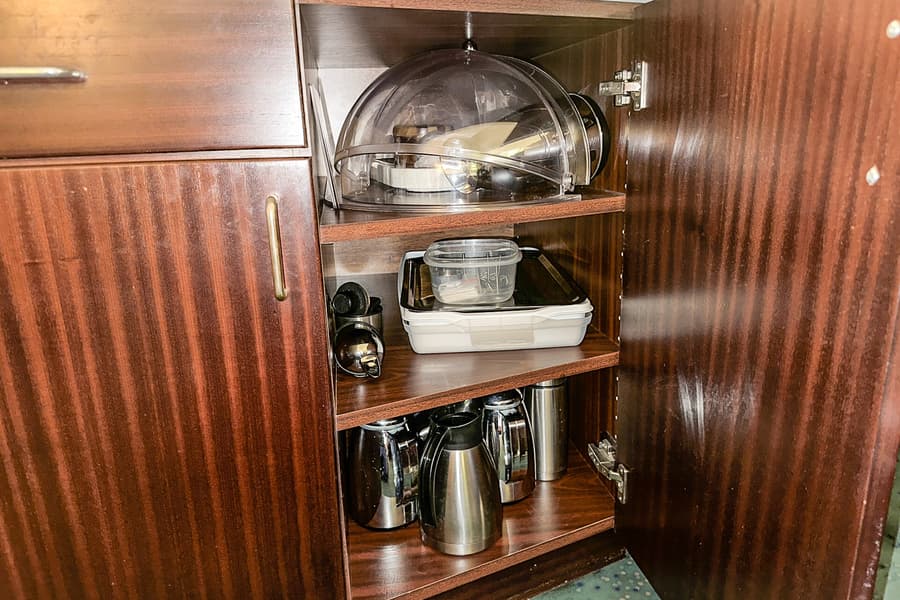 Schrankinhalt: Gastrobedarf