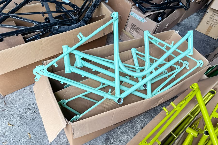 Karton mit 6 Fahrradrahmen