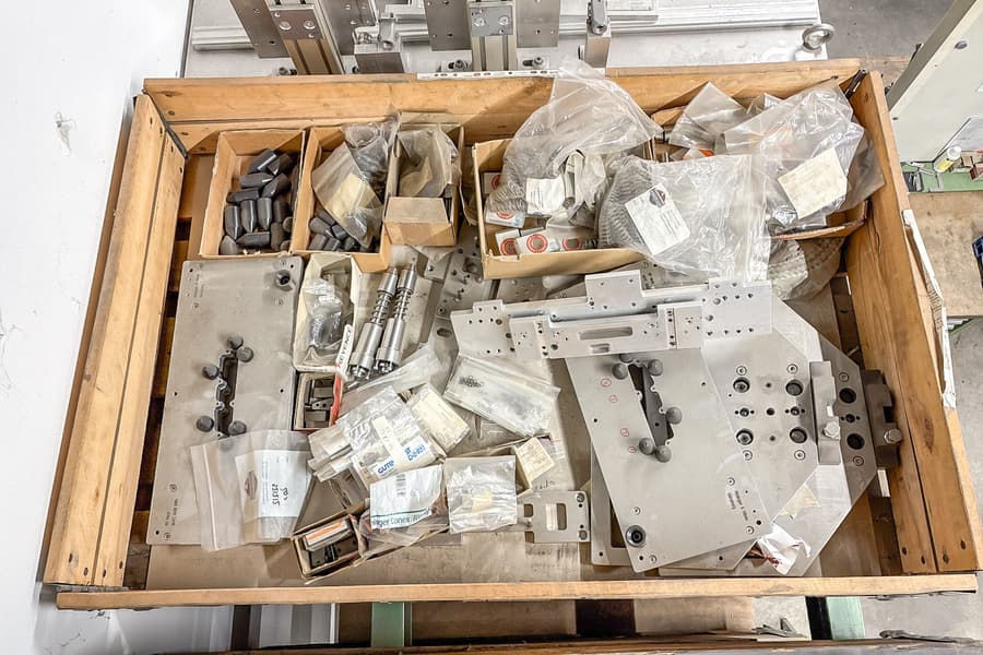 Palette mit Ersatz-Teilen