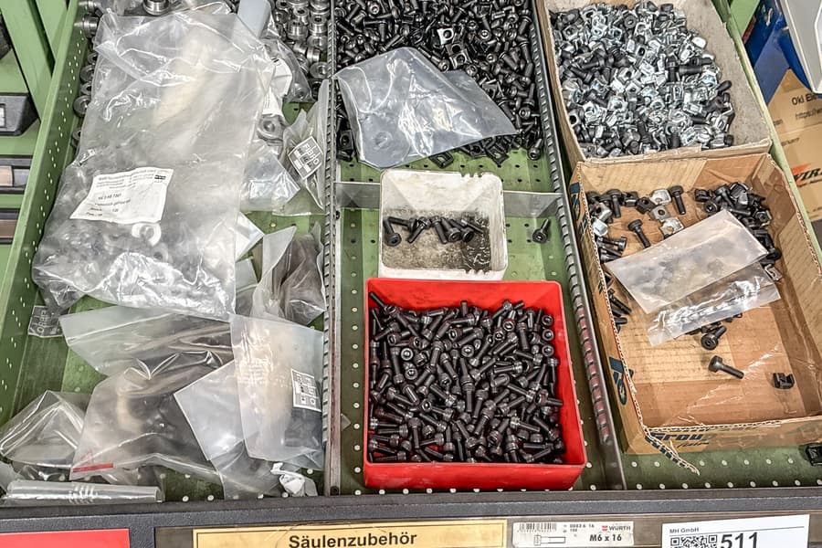 Schubladeninhalt: Säulenzubehör