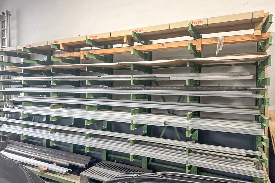 Kragarmregal ohne Inhalt