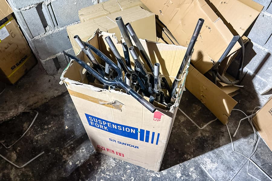 Karton mit Fahrradgabeln