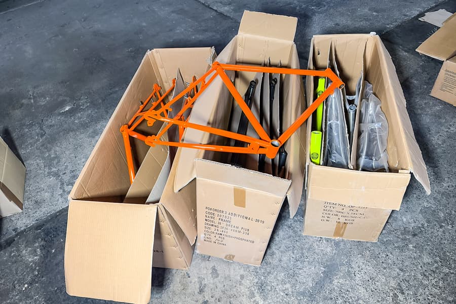 3 Kartons mit Fahrradrahmen