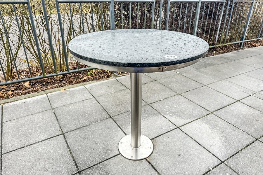 Bistrotisch mit Steinplatte, bodenverschraubt