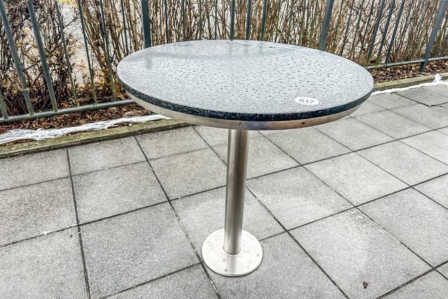 Bistrotisch mit Steinplatte, bodenverschraubt