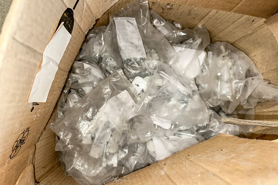 Karton mit Befestigungsmaterial