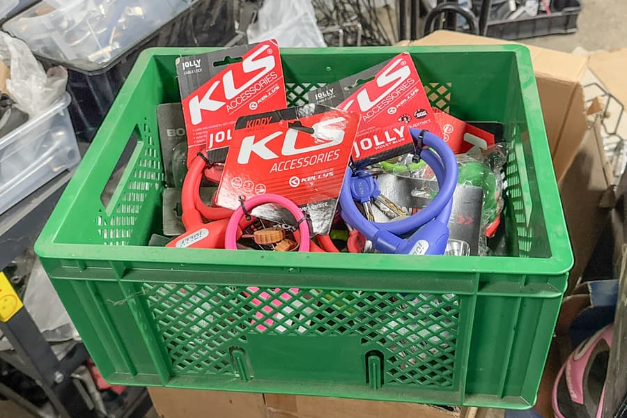 Kiste mit Fahrradschlössern und Lichter