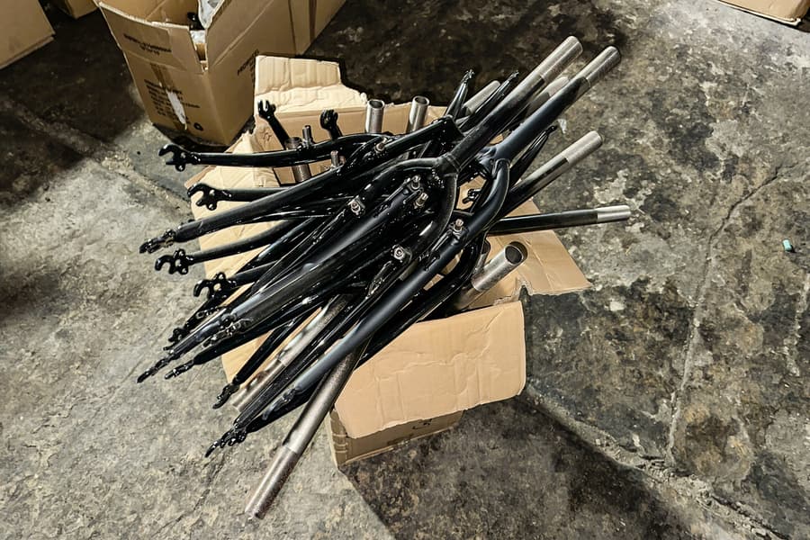 Karton mit Fahrradgabeln