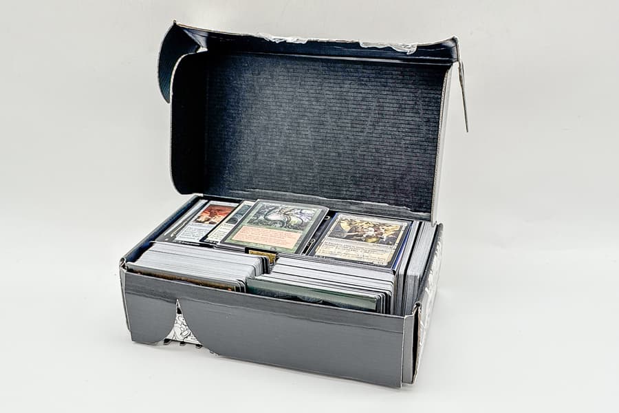 Karton mit Spielkarten Magic - The Gathering