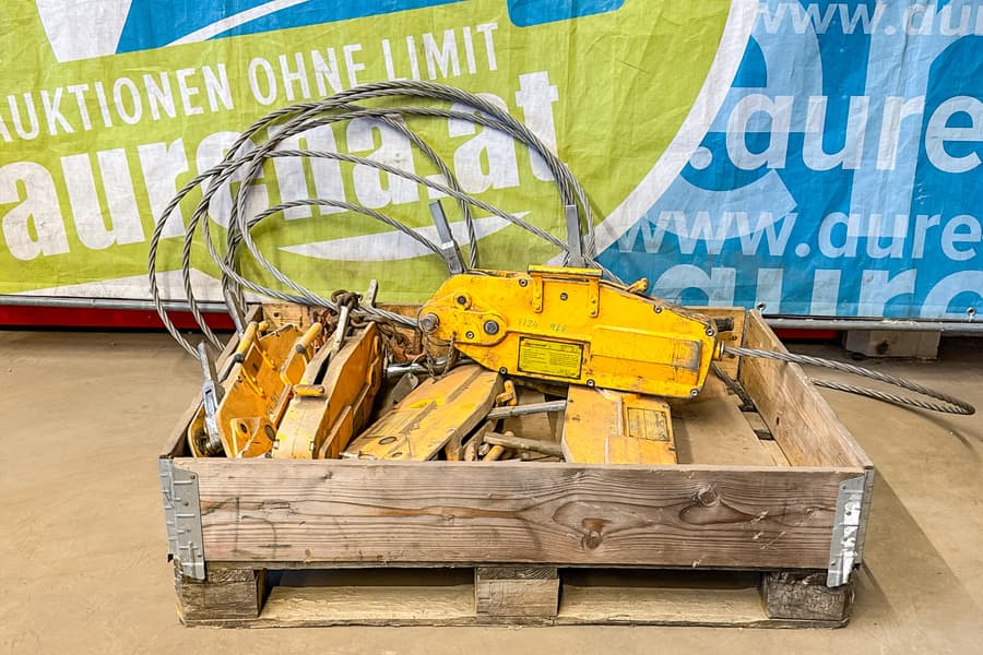 Palette mit 5 Flaschenzügen Deltafor