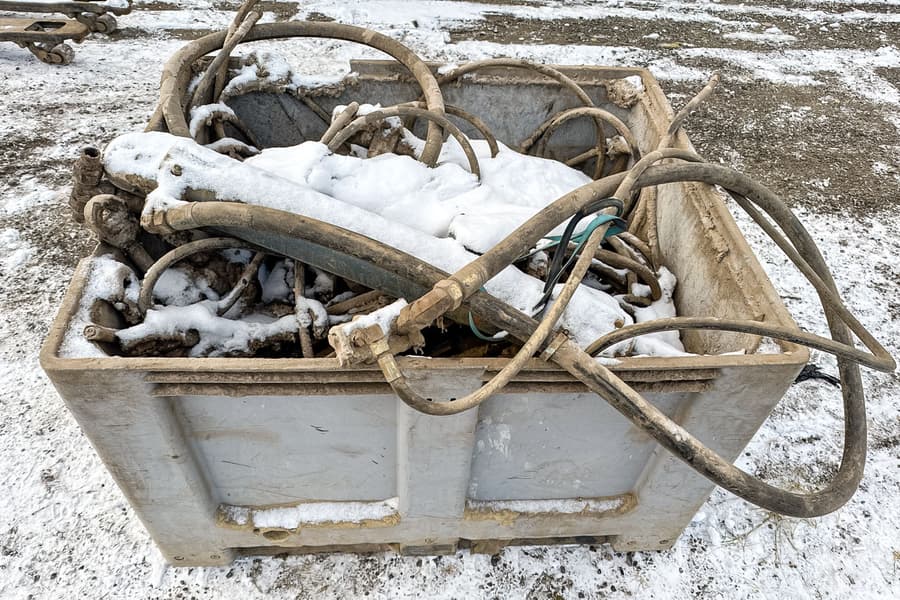 Kunststoffkiste mit hydraulischen Zylindern