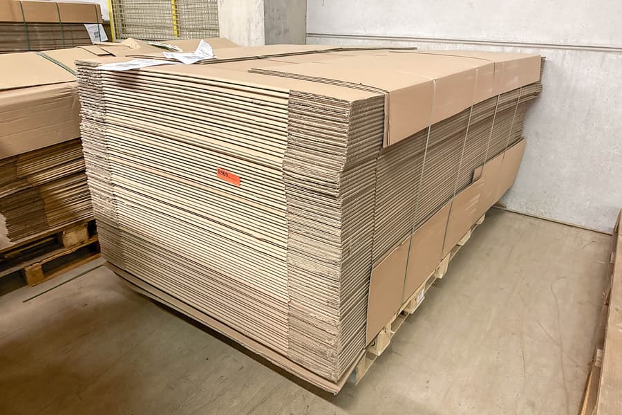 Palette mit Kartonagen