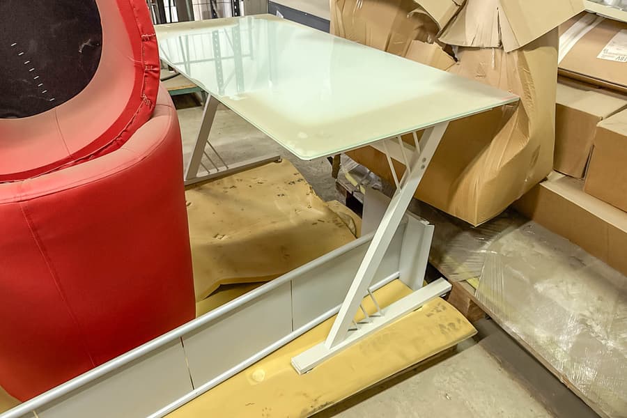 Schreibtisch mit Glasplatte