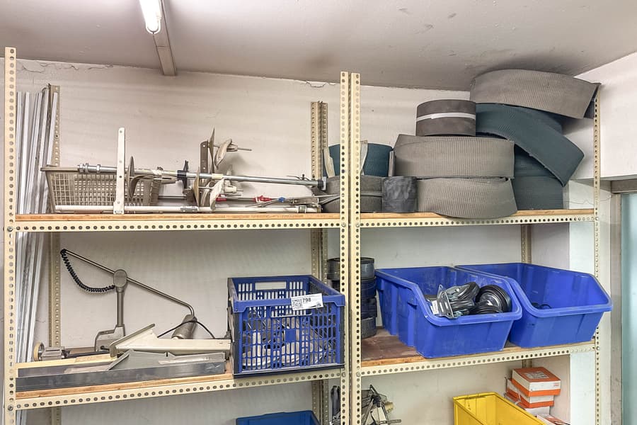 Inhalt von 4 Regalebenen: Ersatzteile