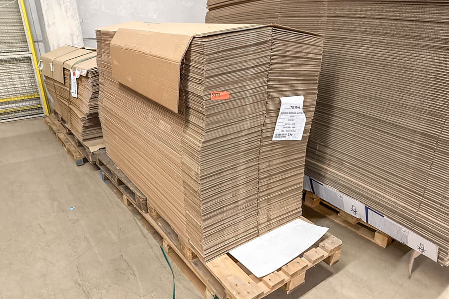 Palette mit Kartonagen