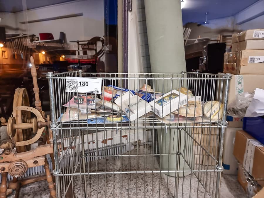 Verkaufsschütte mit Inhalt: kerzen