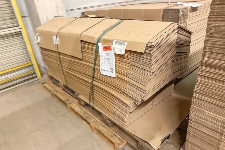 Palette mit Kartonagen