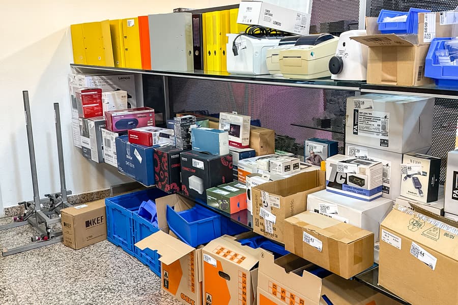 Massives Warenregal - fahrbar, beidseitig