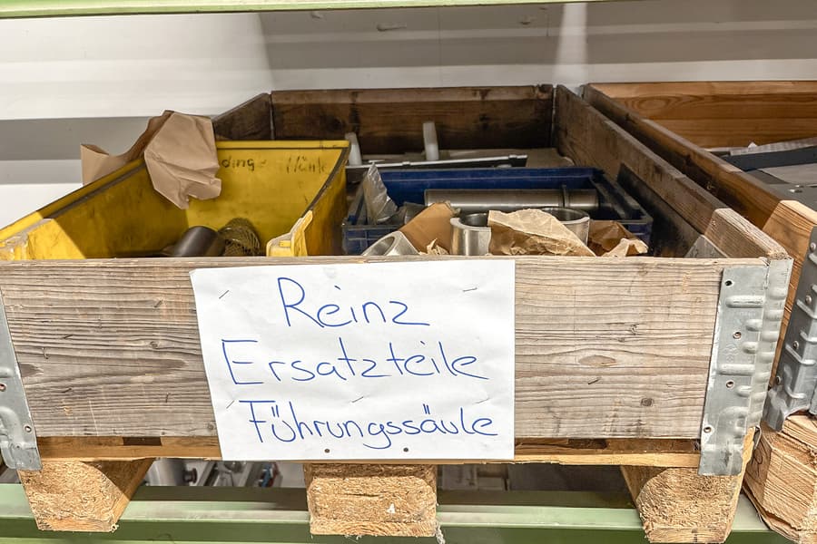 Palette mit Ersatz-Teilen