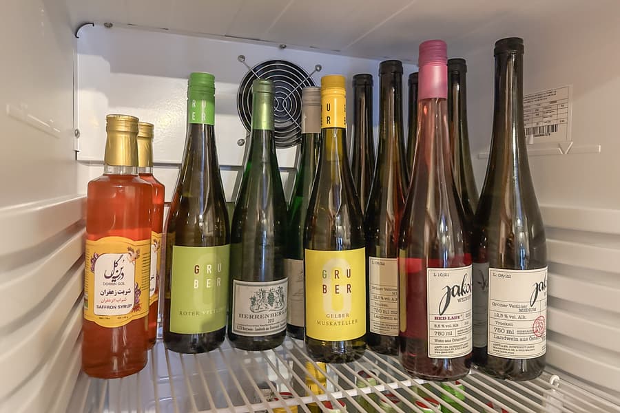 Inhalt Kühlschrank: Weinflaschen, teilweise angebrochen