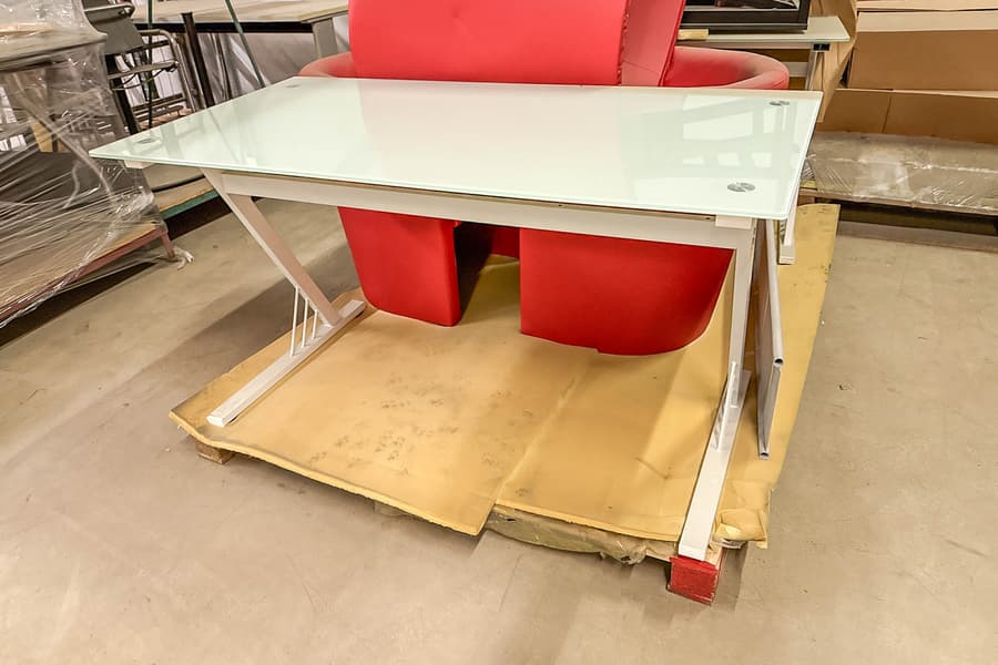 Schreibtisch mit Glasplatte