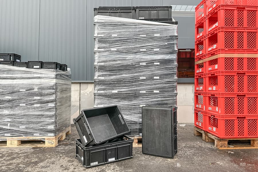 2.200 Kunststoffbehälter und Transportwägen