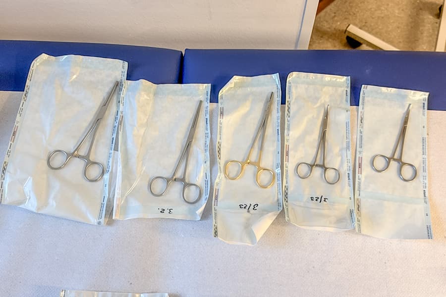 5 chirurgische Klemmen