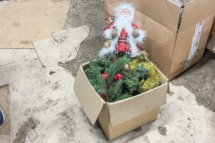 Karton mit Weihnachtsdeko