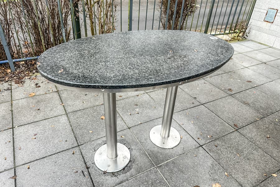 Bistrotisch mit Steinplatte, bodenverschraubt