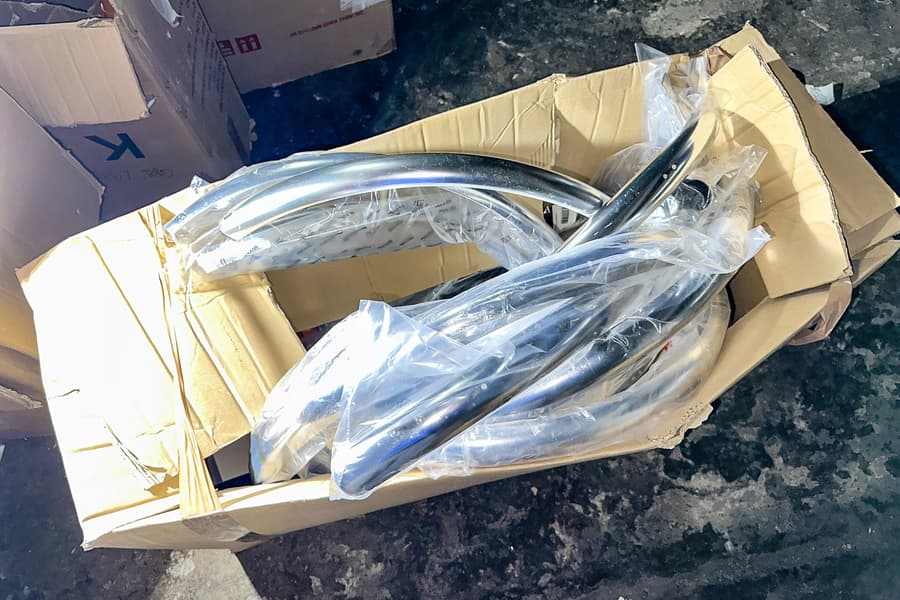 Karton mit Schutzblechen