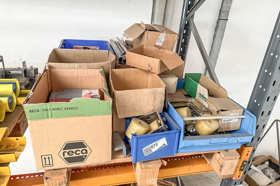 Palette mit Montagematerial