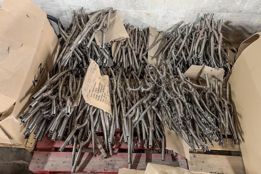 2 Paletten mit Fahrradgabeln