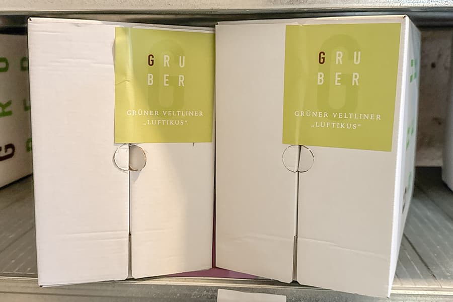 2 Kartons mit Grüner Veltliner Gruber Luftikuss