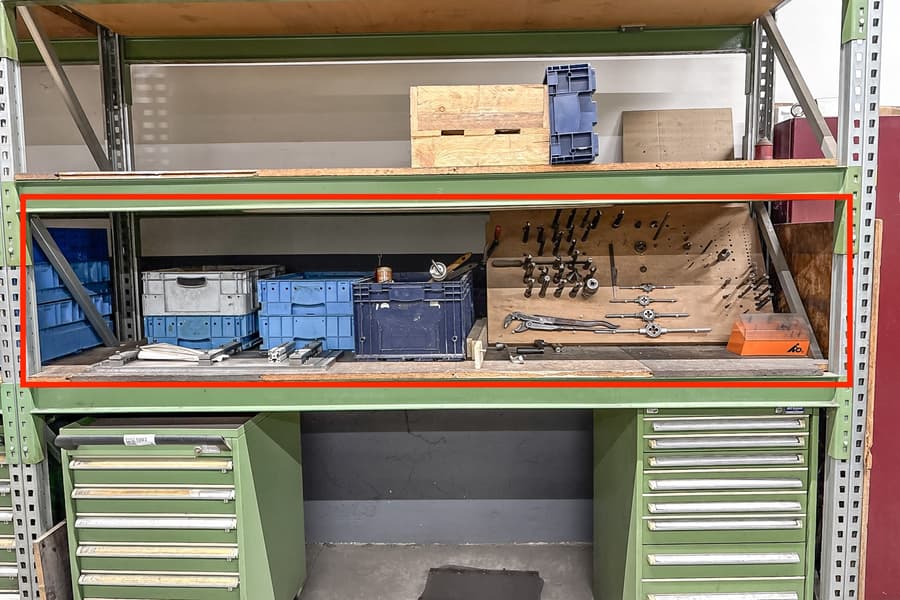 Regalebene mit diversem Inhalt