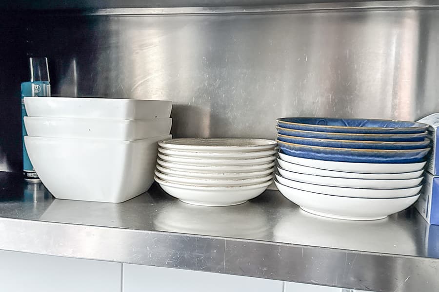 Inhalt Regalabschnitt: Teller und Schalen