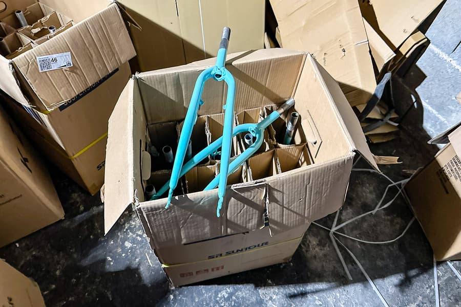 Karton mit Fahrradgabeln