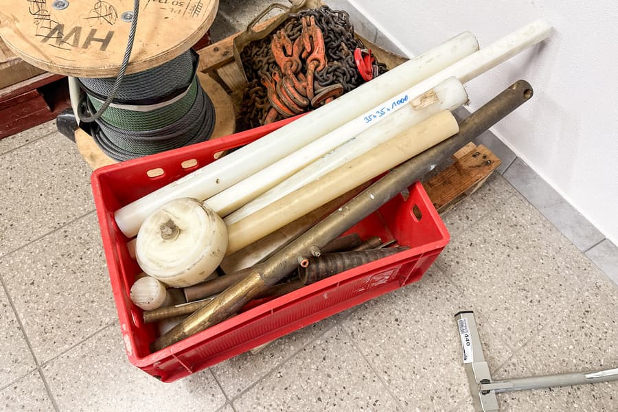 Kiste mit Baustoffen