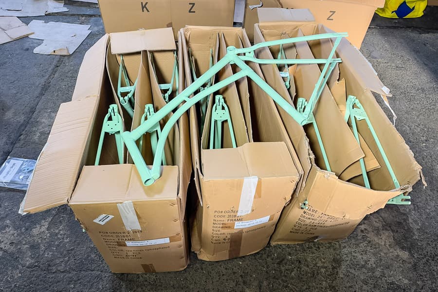 3 Kartons mit Fahrradrahmen