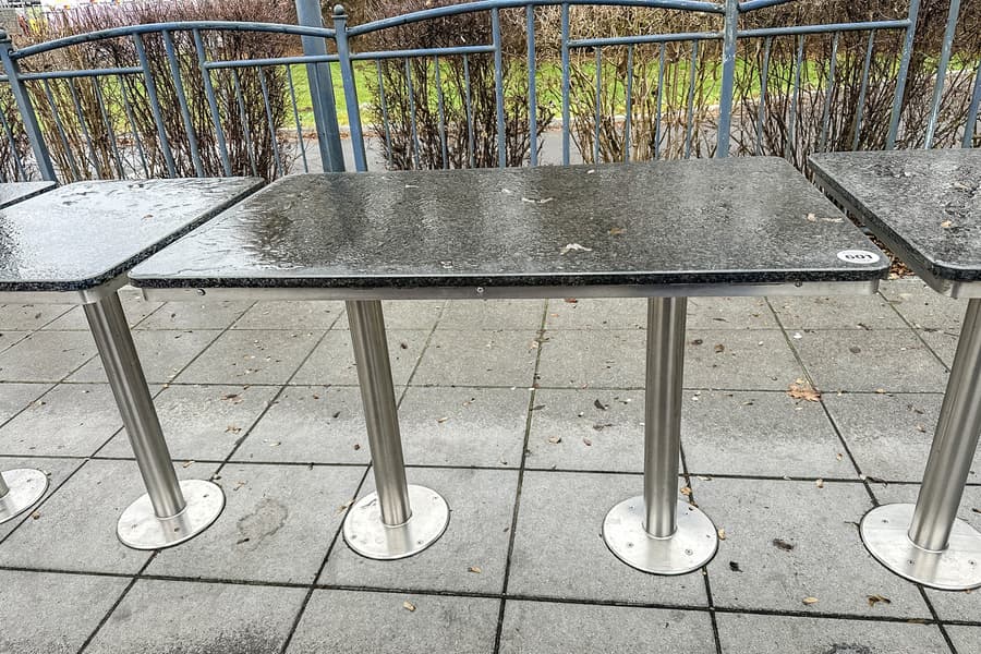 Bistrotisch mit Steinplatte, bodenverschraubt