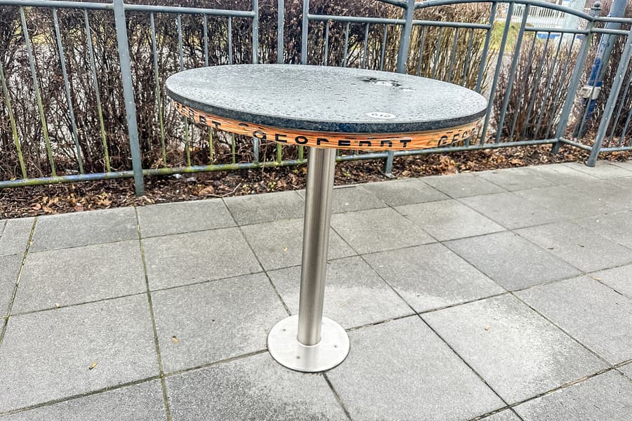 Bistrotisch mit Steinplatte, bodenverschraubt