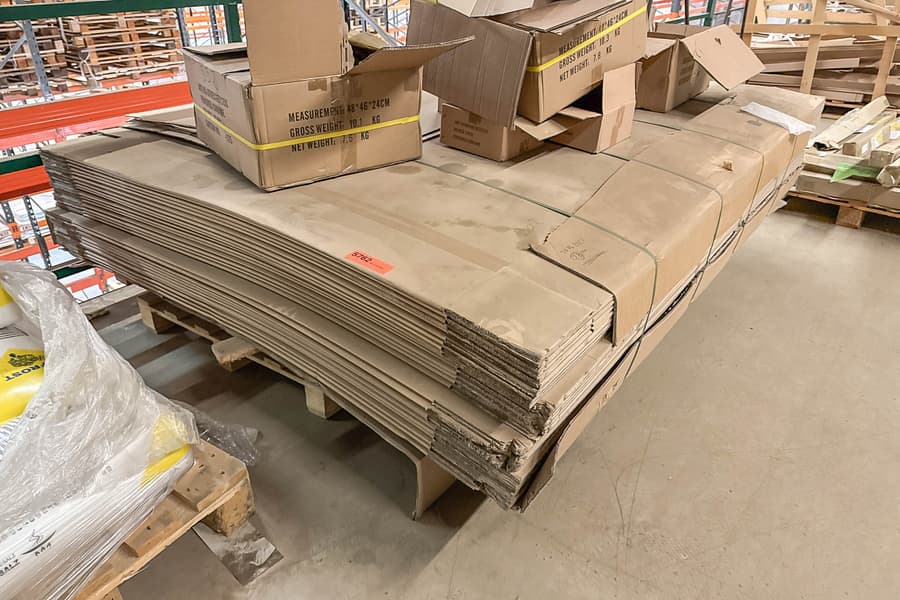 Palette mit Kartonagen