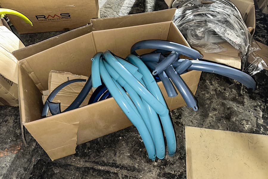 Karton mit Schutzblechen