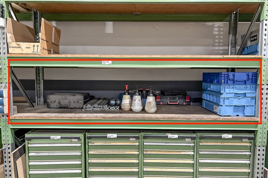 Regalebene mit diversem Inhalt