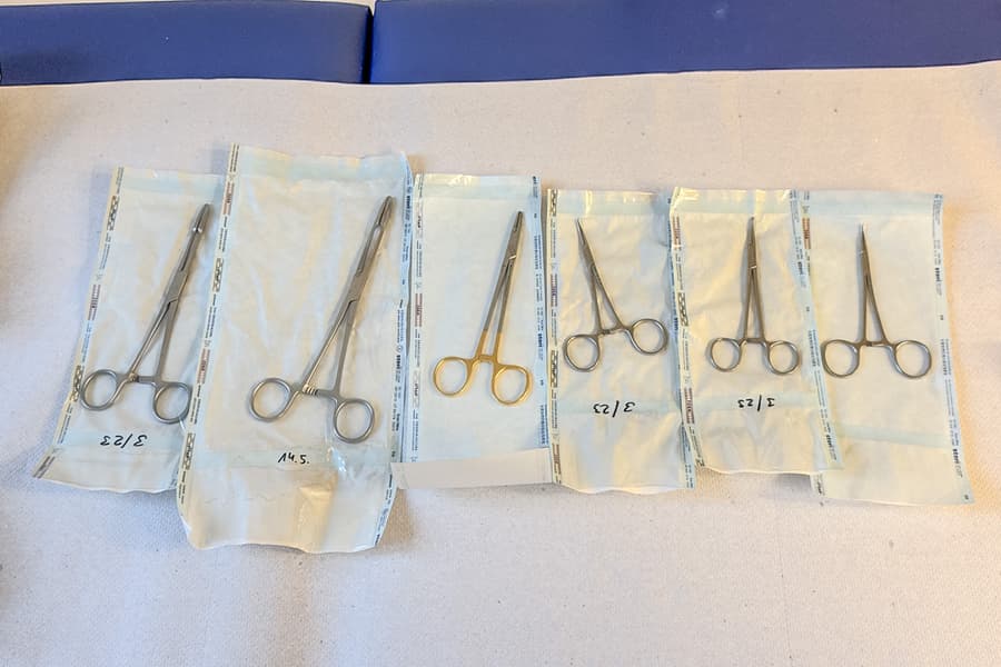 6 chirurgische Klemmen