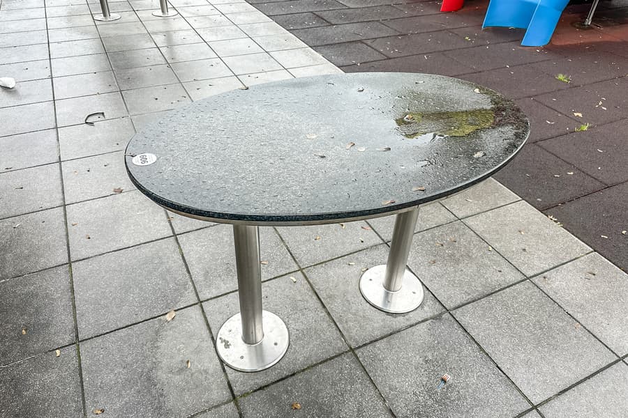 Bistrotisch mit Steinplatte, bodenverschraubt