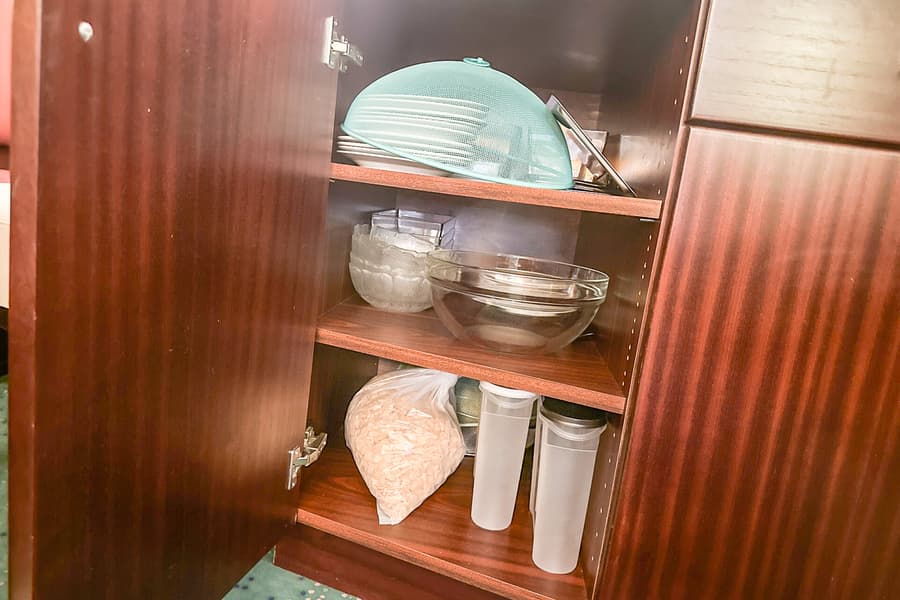 Schrankinhalt: Gastrobedarf