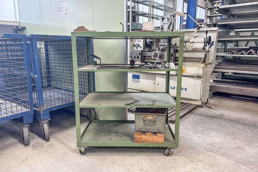 Rollwagen mit Inhalt: Eisenwaren