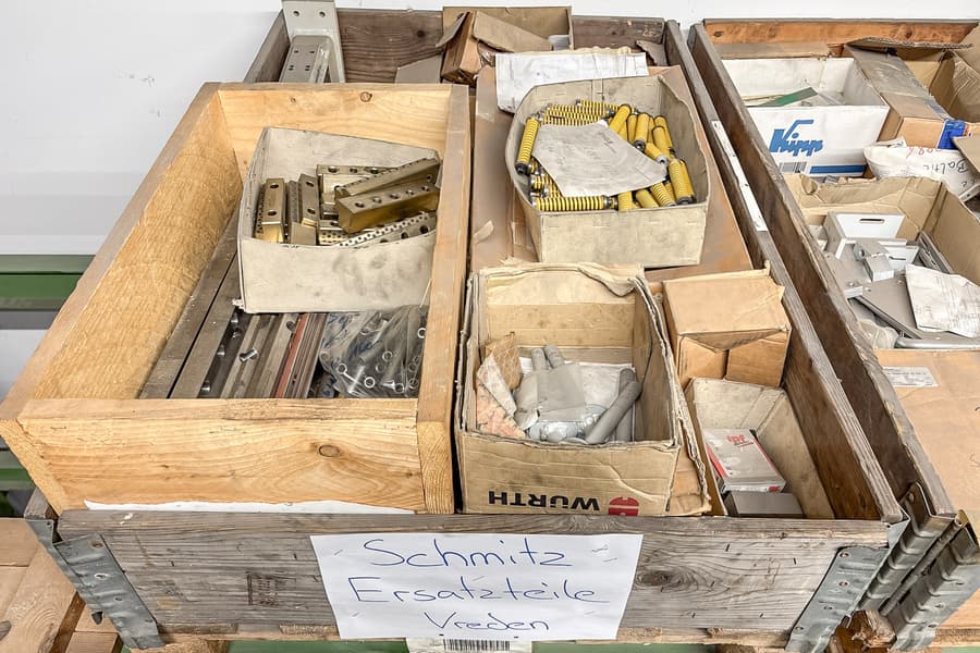 Palette mit Ersatz-Teilen